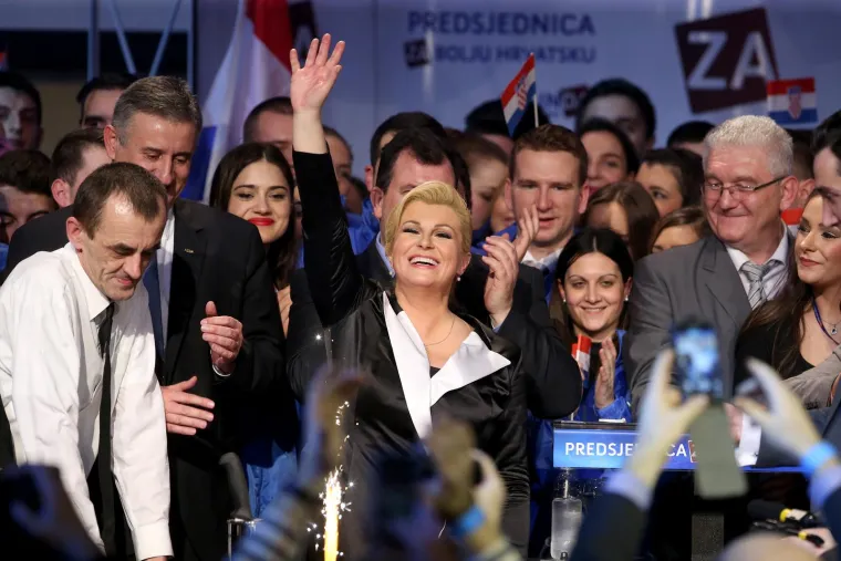 Sjećate li se ove noći? Padali su poljupci i nestvarna obećanja: Kolinda i zaboravljeni Karamarko bili su na sedmom nebu, a tek Jakov....
