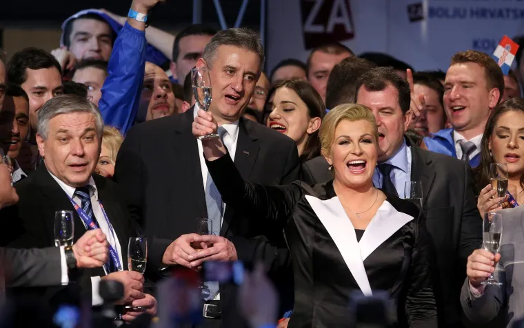 Sjećate li se ove noći? Padali su poljupci i nestvarna obećanja: Kolinda i zaboravljeni Karamarko bili su na sedmom nebu, a tek Jakov....