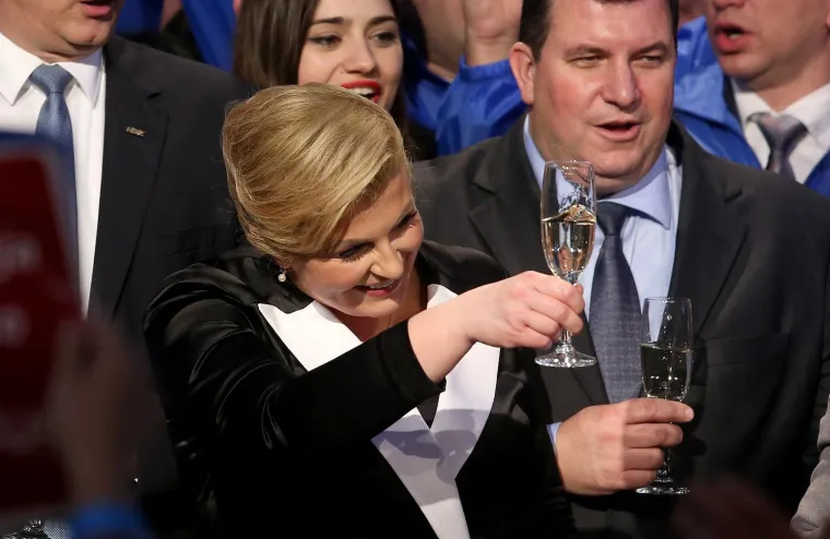 Sjećate li se ove noći? Padali su poljupci i nestvarna obećanja: Kolinda i zaboravljeni Karamarko bili su na sedmom nebu, a tek Jakov....