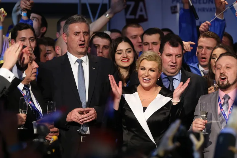 Sjećate li se ove noći? Padali su poljupci i nestvarna obećanja: Kolinda i zaboravljeni Karamarko bili su na sedmom nebu, a tek Jakov....