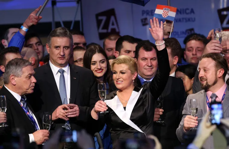 Sjećate li se ove noći? Padali su poljupci i nestvarna obećanja: Kolinda i zaboravljeni Karamarko bili su na sedmom nebu, a tek Jakov....