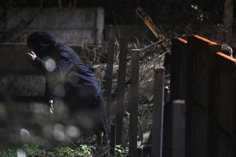 David Beckham poput komandosa preskakao ogradu i &scaron;uljao se kroz žbunje nakon &scaron;to je gledao debi svog sina