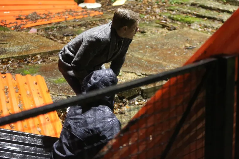 David Beckham poput komandosa preskakao ogradu i &scaron;uljao se kroz žbunje nakon &scaron;to je gledao debi svog sina