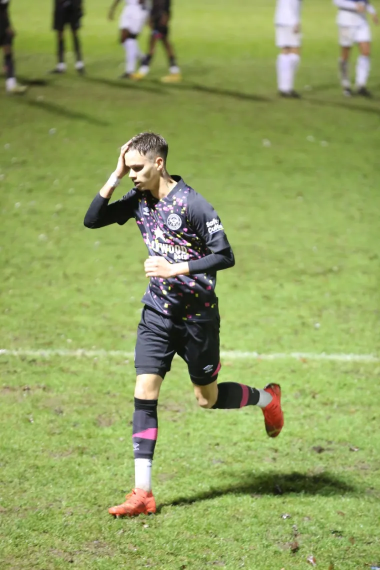 David Beckham poput komandosa preskakao ogradu i &scaron;uljao se kroz žbunje nakon &scaron;to je gledao debi svog sina