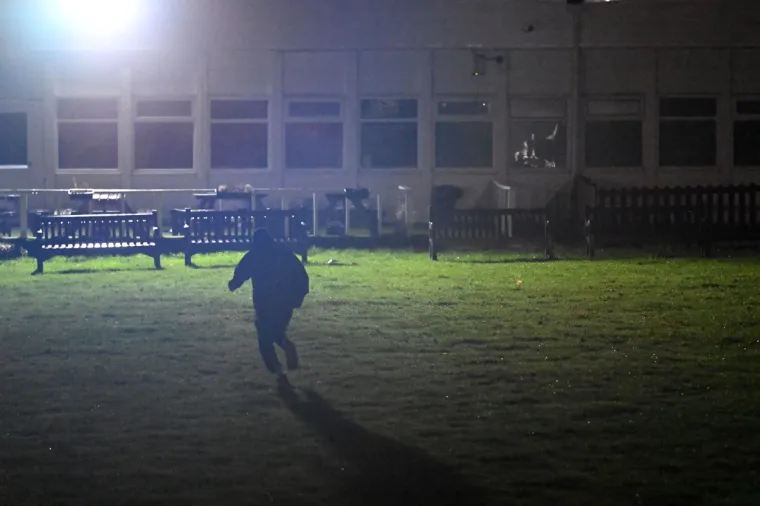 David Beckham poput komandosa preskakao ogradu i &scaron;uljao se kroz žbunje nakon &scaron;to je gledao debi svog sina