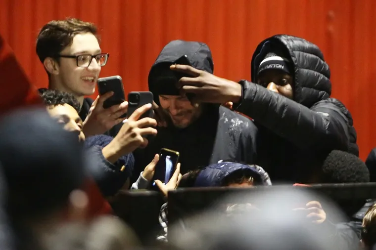 David Beckham poput komandosa preskakao ogradu i &scaron;uljao se kroz žbunje nakon &scaron;to je gledao debi svog sina