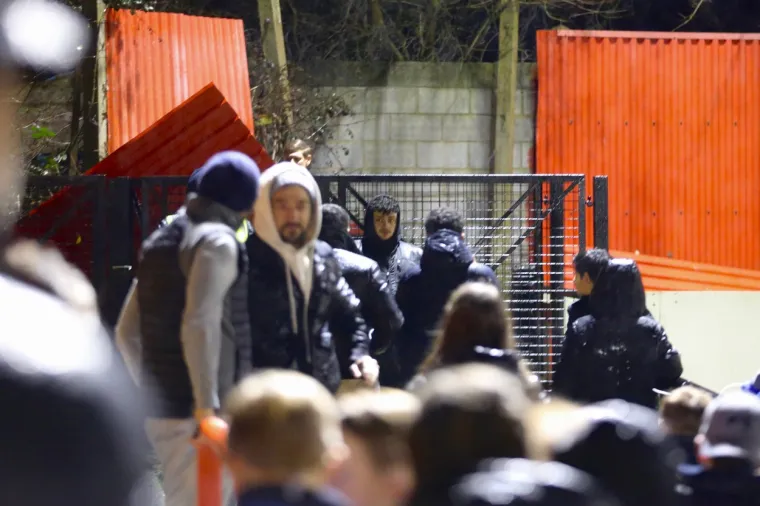 David Beckham poput komandosa preskakao ogradu i &scaron;uljao se kroz žbunje nakon &scaron;to je gledao debi svog sina