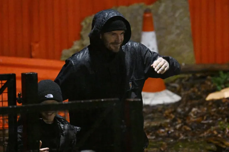 David Beckham poput komandosa preskakao ogradu i &scaron;uljao se kroz žbunje nakon &scaron;to je gledao debi svog sina