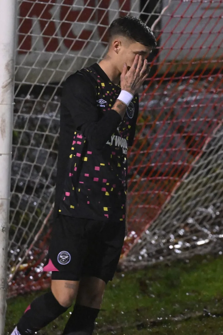 David Beckham poput komandosa preskakao ogradu i &scaron;uljao se kroz žbunje nakon &scaron;to je gledao debi svog sina