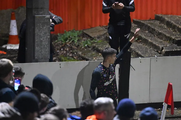 David Beckham poput komandosa preskakao ogradu i &scaron;uljao se kroz žbunje nakon &scaron;to je gledao debi svog sina