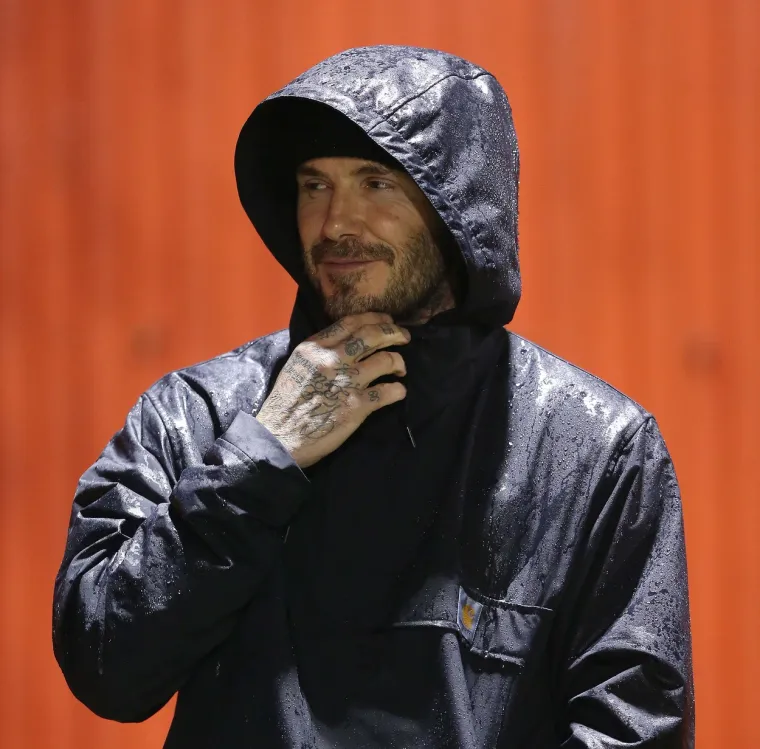 David Beckham poput komandosa preskakao ogradu i &scaron;uljao se kroz žbunje nakon &scaron;to je gledao debi svog sina
