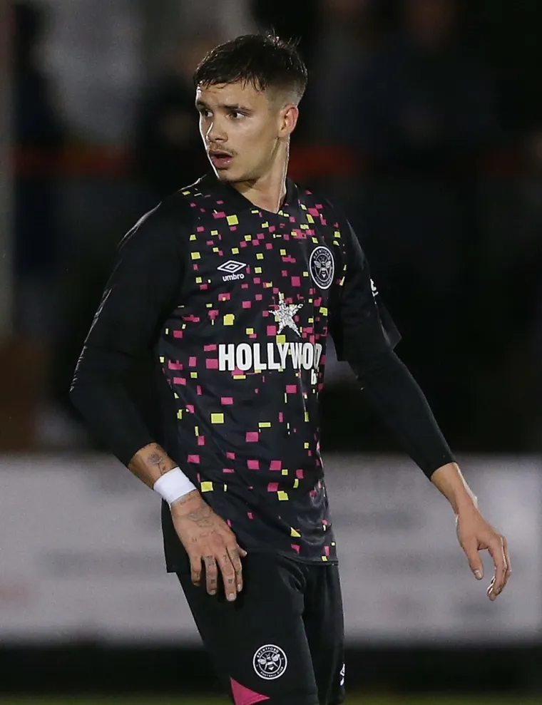 David Beckham poput komandosa preskakao ogradu i &scaron;uljao se kroz žbunje nakon &scaron;to je gledao debi svog sina