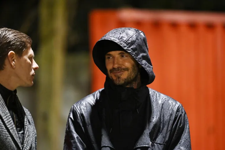 David Beckham poput komandosa preskakao ogradu i &scaron;uljao se kroz žbunje nakon &scaron;to je gledao debi svog sina