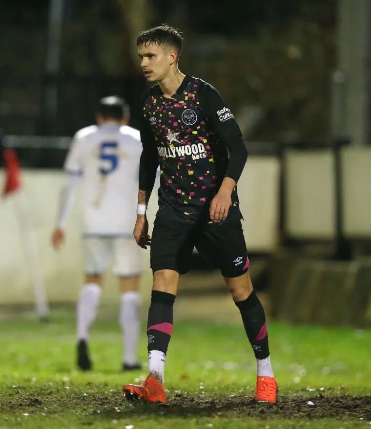 David Beckham poput komandosa preskakao ogradu i &scaron;uljao se kroz žbunje nakon &scaron;to je gledao debi svog sina