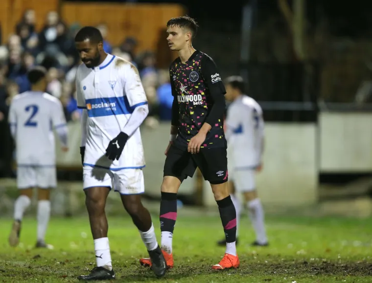 David Beckham poput komandosa preskakao ogradu i &scaron;uljao se kroz žbunje nakon &scaron;to je gledao debi svog sina