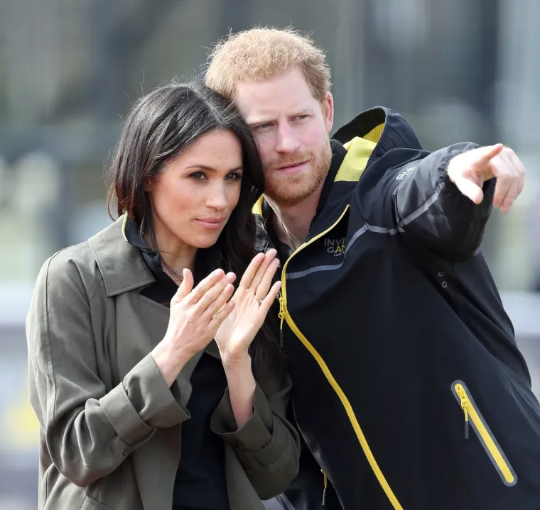 Harry u memoarima kaže da mu je rekla da tajnim putem ode do hotela i teretnog lifta, gdje je sreo njezinu prijateljicu Vanessu koja ga je odvela do vrata njezine hotelske sobe. Zatim mu je Meghan otvorila vrata i odmah ga zagrlila, prisjetio se.