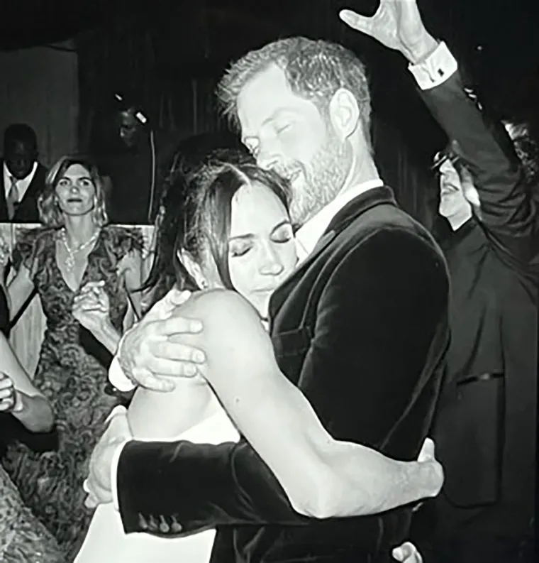 Meghan je upoznala Violet dok je ova radila kao osoba za odnose s javno&scaron;ću kod slavnog Ralpha Laurena. Stoga, kada je Harry otkrio da silno želi pronaći ženu svog života, Violet se sjetila i otkrila mu da ima 'savr&scaron;enu djevojku za njega'. Sve to vodilo je do njihova spoja na slijepo, a ostalo je povijest. 

