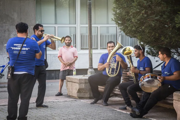 Odakle Romima toliko novaca? &apos; Ti ljudi žive za muziku, hranu i garderobu. Onda, mnogi od njih imaju svoje firme, poduzeća, kamione, raznim stvarima se bave, uvozom tepiha, koji su i po 40.000 eura! Nego šta. Dukate, zlatne lančiće, prstenje zlatne su mi poklanjali. Razni su običaji i jednom su mi vezali traku i okitili novcem kao jelku. Na jednom veselju mi i je baka tražila specijalnu želju. Tražila je pjesmu preko reda. Kažem: Ne može majko, mora se kuma ispoštovati, pa poslije toga ide odmah tvoja želja. Ona meni: molim te je l mogu te podmitit, ona vadi iz džepa zlatan prsten i lanac. Ja uzmem taj dar i odmah njoj pjesmu naručim. Kum se počeo ljutiti, ja mu kažem: kume, dobio sam mito. Njemu milo. Odlazim dan poslije zlataru kad - sve falš! Lažnjaci. Nema dalje&apos;