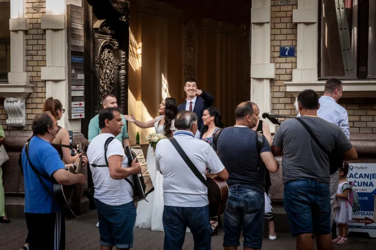 Na pitanje koliko naplaćuje, odgovorio je: &apos;Pokojni Šaban je rekao da sam skuplji od njega! Ja mu kažem: &quot;Čekaj, tko može od tebe biti skluplji? To je nemoguće!&quot;. Objasnio mi je:&quot; Ti odradiš nekih sat, dva na cijeloj svadbi&quot; Ja kažem tako je ide moja najava, pa pjesma 3-4 minuta, pa moja najava, koja traje minutu, skupi se tako nekih 3-4 sata, a Šaban kaže: &apos;Ja pjevam dvadeset četiri sata i onda kada uzmeš moje vrijeme i tvoje sabereš i ispadne da si skuplji. Podigao sam cijenu, ona nije ni mala, a ni velika.&apos;