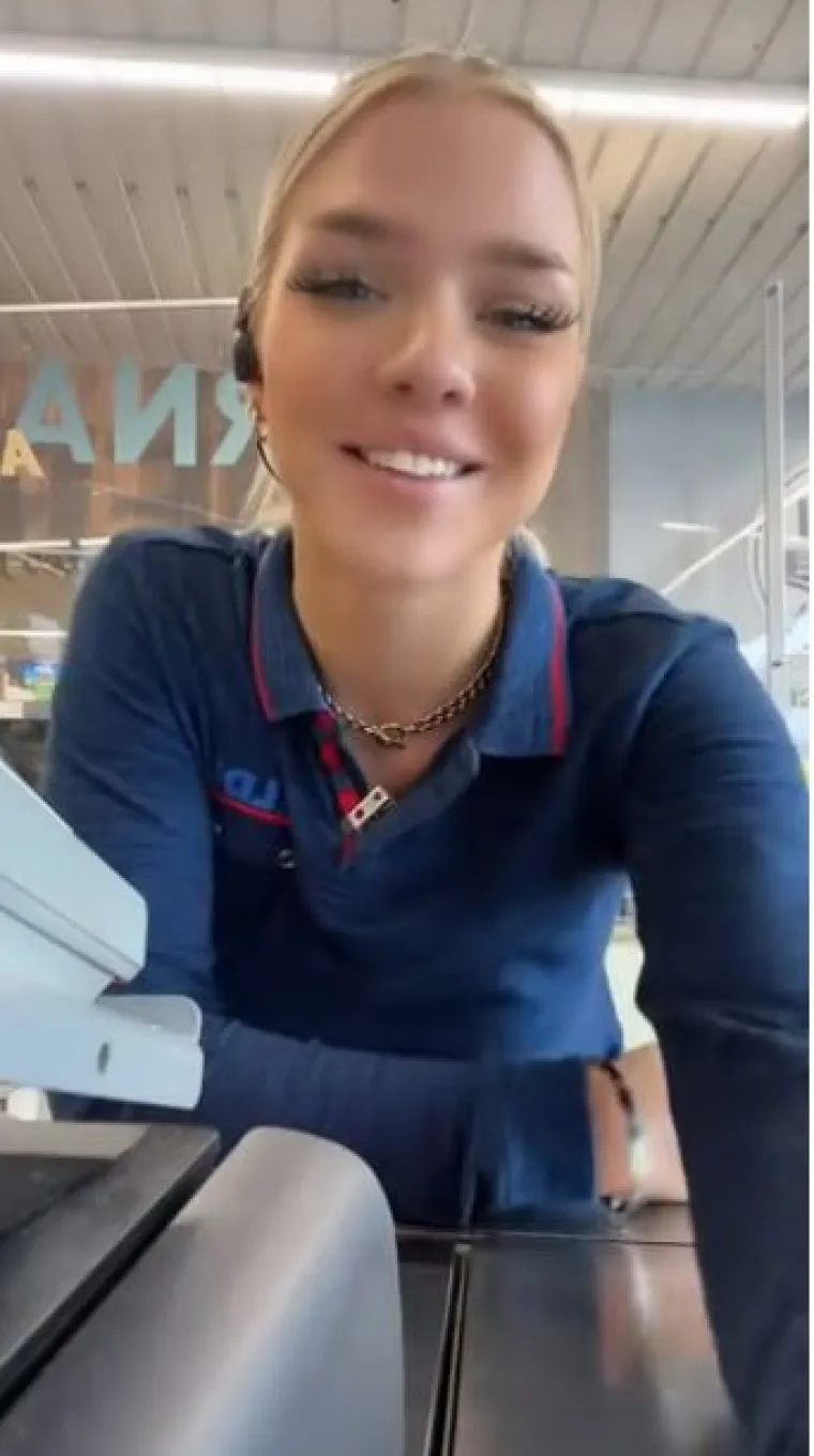 O njoj je pisao Fenix-magazin.de, gdje su naveli kako je Elaine, odjevena u uniformu lanca samoposluga Aldi, na blagajni trgovine u hamburškoj gradskoj četvrti Norderstedt zaplesala uz pjesmu “Wild” pjevačice Jessie J.
