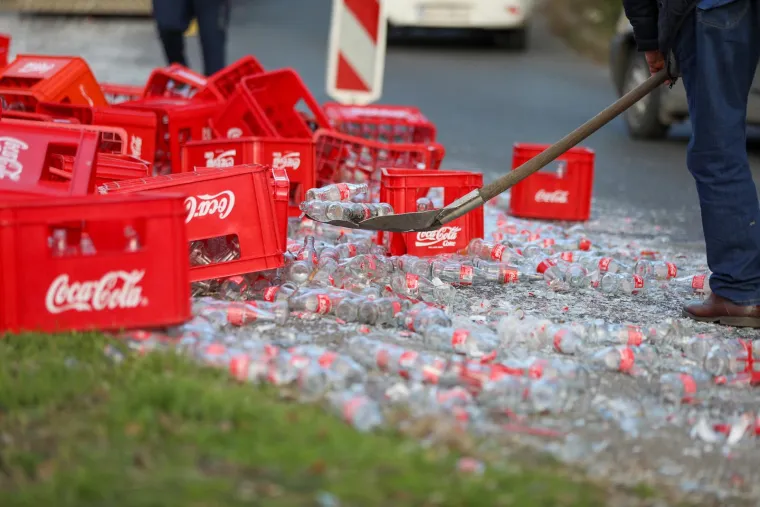 Na zagrebačkom raskrižju iz šlepera ispale stotine boca Coca-Cole
