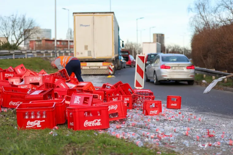 Na zagrebačkom raskrižju iz šlepera ispale stotine boca Coca-Cole