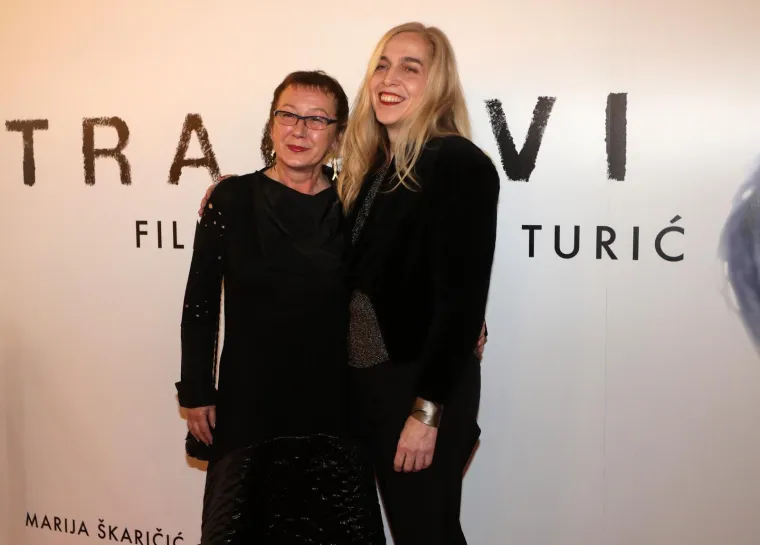 Jelena Perčin prvi put u javnosti nakon objave da se razvodi od Momčila Otaševića: U vamp izdanju plijenila je poglede
