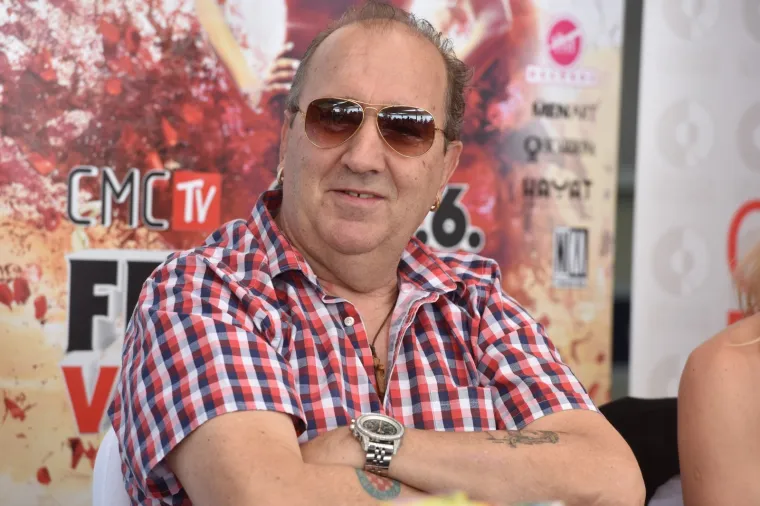 Na to joj je Mladen odgovorio: &quot;&apos;Mene je sram što zlostavljačice djece, a kako smo čitali, i starijih muškaraca dobivaju medijski prostor da iz dosade pljuju po javnim ljudima jer jedino tako mogu doći u novine; pljuvanjem i lažima jer druge zanimacije nemaju. Gospođo Pokos, nađite si posao od kojeg ćete pošteno živjeti, a to nije tračanje i pljuvanje ljudi koje ste žicali za duet, a kad ga niste dobili, sad se osvećujete lažima&quot;, poručio je.