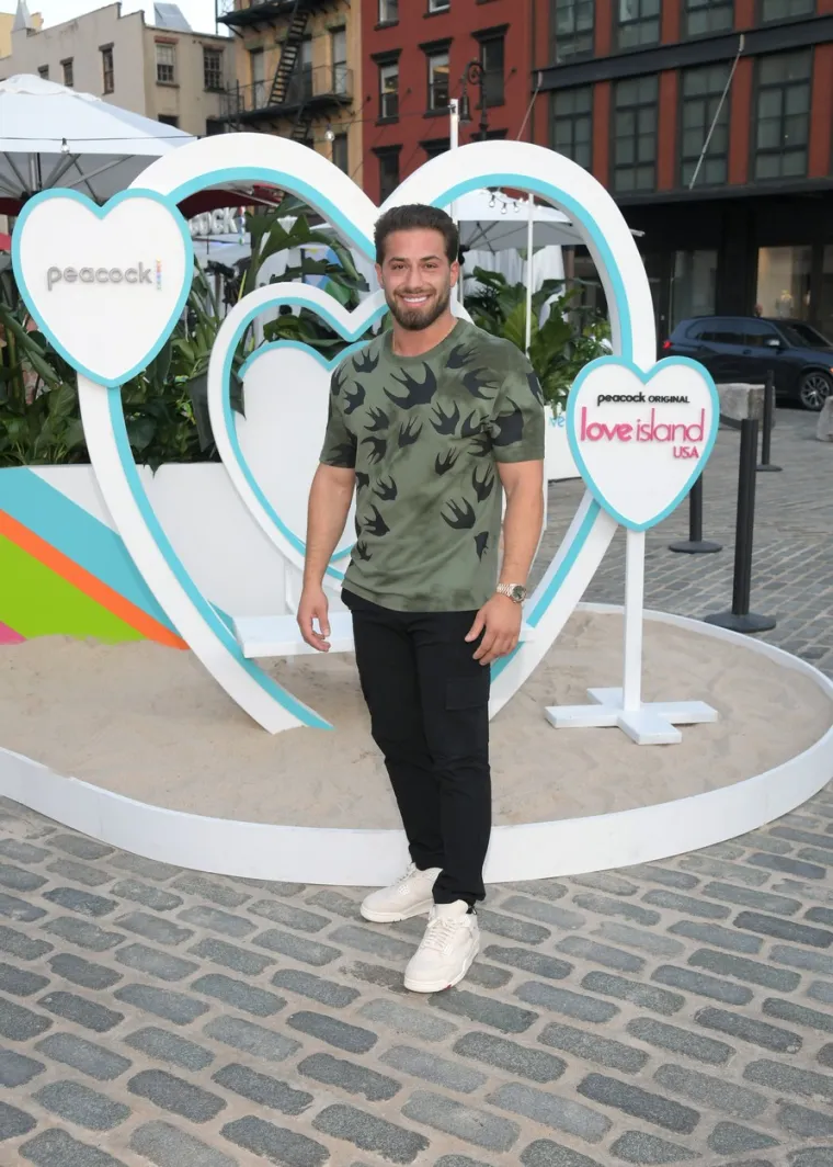 Natjecatelj treće sezone showa, Kem Cetinay, ranije je otkrio da natjecatelji dobivaju &quot;slobodan dan&quot; subotom i imaju priliku otići na plažu - iako postoje stroga pravila. Za This Morning Show Kem je kazao: &quot;Dobiva se jedan slobodan dan u tjednu. Ono što se događa je da se vila čisti jedan dan u tjednu, a natjecatelji tada skidaju mikrofone i odlaze na plažu kako bi se opustili. Malo ljudi to zna. Ono što se događa je da kad skinete mikrofone, ne smijete razgovarati ni o čemu što ima veze s Love Islandom&quot;.