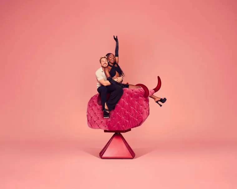 Naime, u reality show sada ulaze novi kandidati i iz produkcije su se oglasili o tome kako izgleda sve iza kulisa popularnog &quot;Love Islanda&quot;. &quot;Ne odlučujemo ništa unaprijed&quot;, rekao je producent za Metro.co.uk. &quot;Jednostavno ne znate dok ne vidite snimku, iskreno, toliko smo reaktivni da režemo danonoćno. Ako se nešto dogodi, to prekidamo preko noći, tako da dok nešto ne vidite, teško je donijeti sud i jednostavno morate ići s onim što je ispravno. Emisija je sugestivna i smiješna, glazba je velika stvar u tome, i nastavit ćemo to raditi, ali dok ne vidimo neke scene teško je reći kako će to sve ispasti&quot;, dodao je izvršni producent.