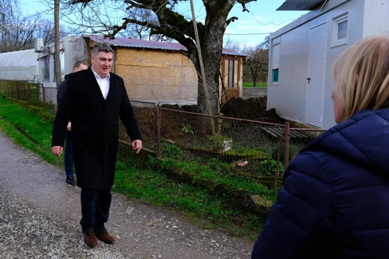 Milanovića zagrljajima dočekali u Majskim Poljanama pa nazdravljao rakijicom: 'Kad bih bio kralj možda bih i dočekao da se ovo obnovi...'
