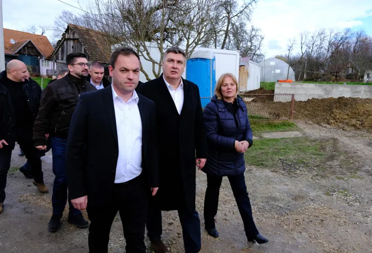 Milanovića zagrljajima dočekali u Majskim Poljanama pa nazdravljao rakijicom: 'Kad bih bio kralj možda bih i dočekao da se ovo obnovi...'