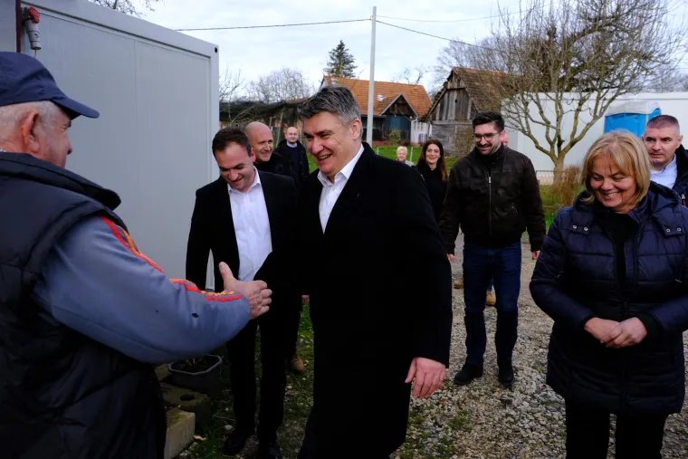 Milanovića zagrljajima dočekali u Majskim Poljanama pa nazdravljao rakijicom: 'Kad bih bio kralj možda bih i dočekao da se ovo obnovi...'