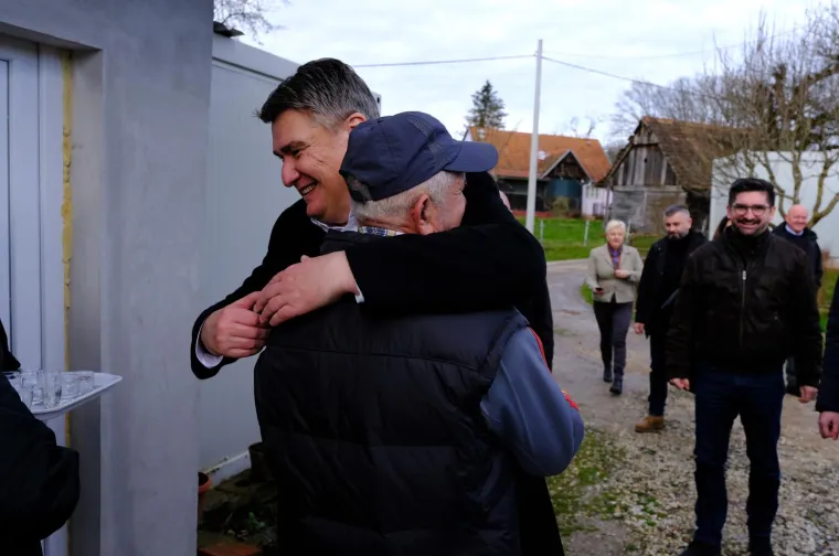 Milanovića zagrljajima dočekali u Majskim Poljanama pa nazdravljao rakijicom: 'Kad bih bio kralj možda bih i dočekao da se ovo obnovi...'