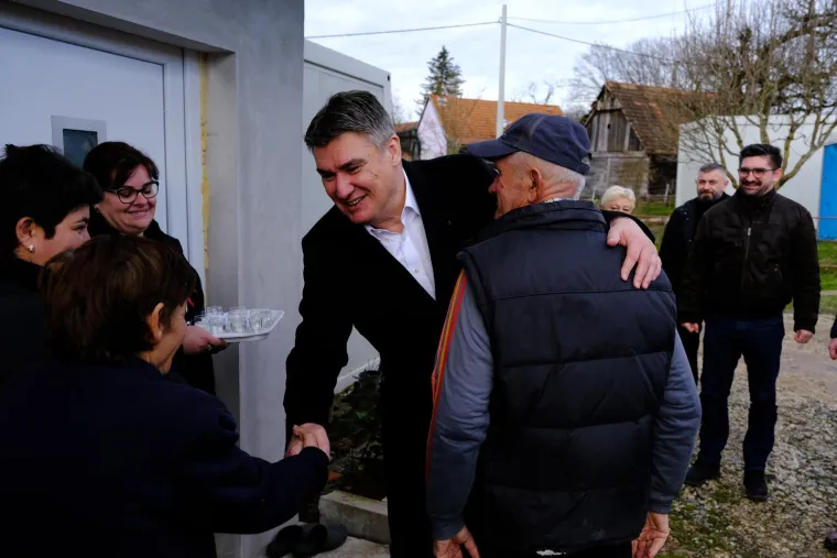 Milanovića zagrljajima dočekali u Majskim Poljanama pa nazdravljao rakijicom: 'Kad bih bio kralj možda bih i dočekao da se ovo obnovi...'