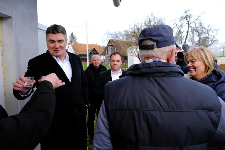 Milanovića zagrljajima dočekali u Majskim Poljanama pa nazdravljao rakijicom: 'Kad bih bio kralj možda bih i dočekao da se ovo obnovi...'