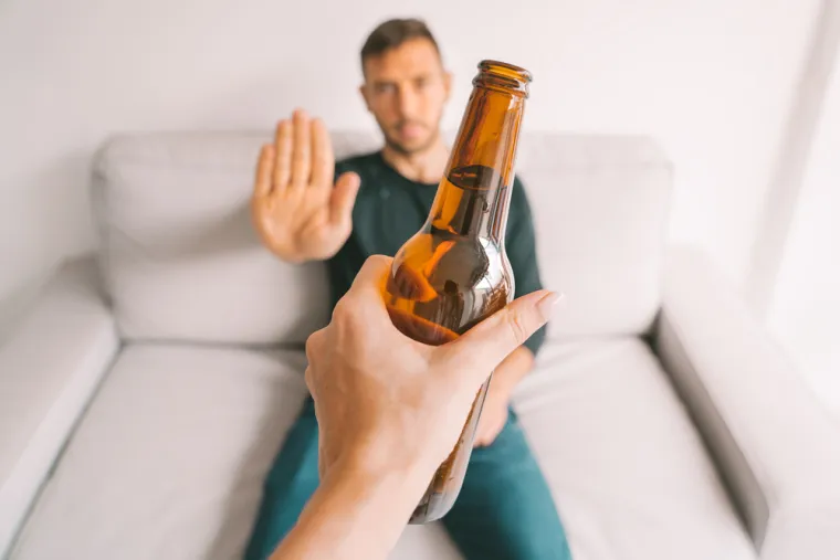 15. dan. &quot;Prestankom konzumacije alkohola 15 dana mogli biste primijetiti promjene u svom mentalnom zdravlju i osjećati se pozitivnije i manje tjeskobno. Konzumacija prekomjerne količine alkohola može učiniti da koža izgleda bez sjaja, pa biste u ovoj fazi trebali primijetiti da vaša koža ima više sjaja. Voda hidratizira tijelo i kožu te dovodi do boljeg općeg zdravlja&quot;, kazala je Signe.
