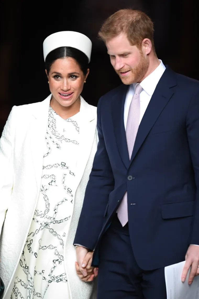 Uz sve to, Harry je objavio je SMS poruke koje su si Kate Middleton i Meghan Markle slale oko neslavnih haljina za djeveruše. U svojim memoarima vojvoda od Sussexa detaljno je opisao svađu između svoje tadašnje zaručnice i šogorice oko haljine princeze Charlotte koja &quot;nije bila dobro sašivena&quot;.