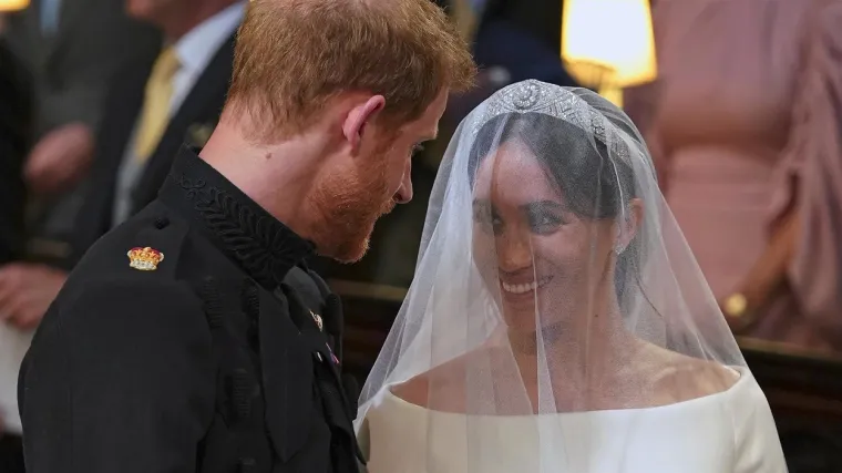 &quot;Nisam sigurna što bih drugo rekla. Ako haljina ne pristaje, dovedi Charlotte. Krojač čeka cijeli dan&quot;, napisala je Meghan, a Kate se najzad složila s njom. Harry piše da je nakon poruka Meghan ridala na podu u njihovoj kući.