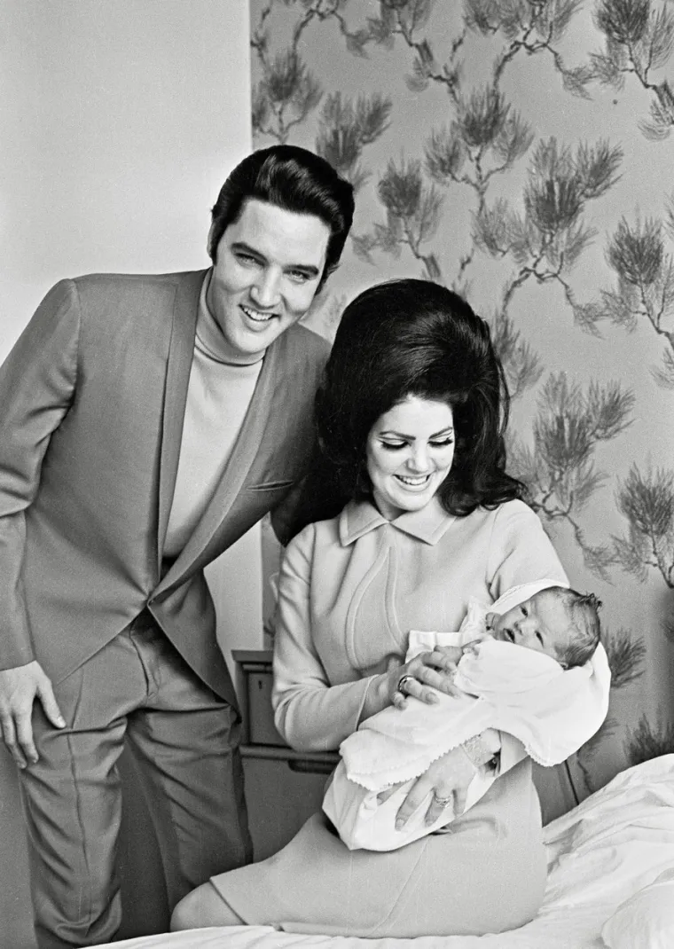 Lisa Marie Presley rođena je 1. veljače 1968. godine, točno devet mjeseci od dana vjenčanja njezinih roditelja, Priscille i Elvisa Presleyja, koji su je začeli prve bračne noći. Imala je četiri godine kada su se njezini roditelji rastali jer više nisu mogli tolerirati jedno drugome izvanbračne avanture, a nastavila je živjeti s majkom u Los Angelesu, no redovito je posjećivala oca na njegovu imanju Graceland u Memphisu u državi Tennessee.
