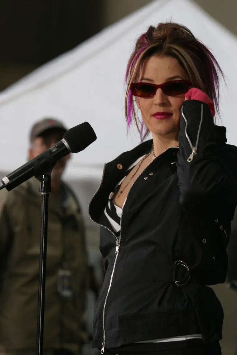 Četvrti put se udala za svog gitarista i glazbenog producenta Michaela Lockwooda. U ožujku 2008. objavila je da je trudna, a 7. listopada rodila je blizanke Vivienne Ann i Finley Aaron Love. Iako se činilo da će njezin četvrti brak opstati, to se nije dogodilo, pa je 2016. predala papire za razvod.