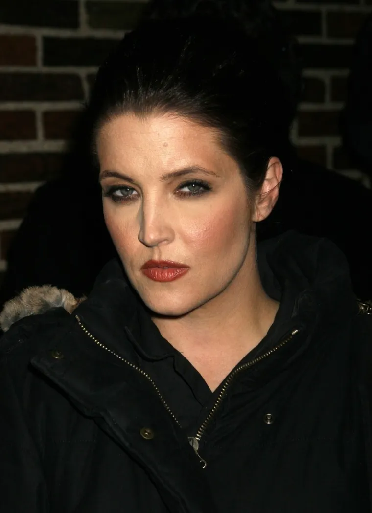 Iako je imala niz ljubavnih brodoloma, najveći joj je udarac život zadao kada je ostala bez sina. Naime, Benjamin je počinio samoubojstvo u srpnju 2020. što je pjevačicu i glumicu potpunosti slomilo. Obdukcijom je potvrđeno da je Benjamin u krvi imao kokain i alkohol kad se upucao. Tragedija se dogodila u njegovoj kući u Kaliforniji, nakon što se posvađao s djevojkom Dianom Pinto. Snimke nadzorne kamere pokazale su kako se žestoko svađaju u dvorištu kuće, nakon čega je otišao u kupaonicu, zaključao se i presudio si. Mladić je posljednjih mjeseci bio u teškom emotivnom stanju, bolovao je od depresije, što je potvrdila i njegova obitelj. Pokušao je samoubojstvo šest mjeseci prije, a tri tjedna je proveo i u rehabilitacijskoj klinici.