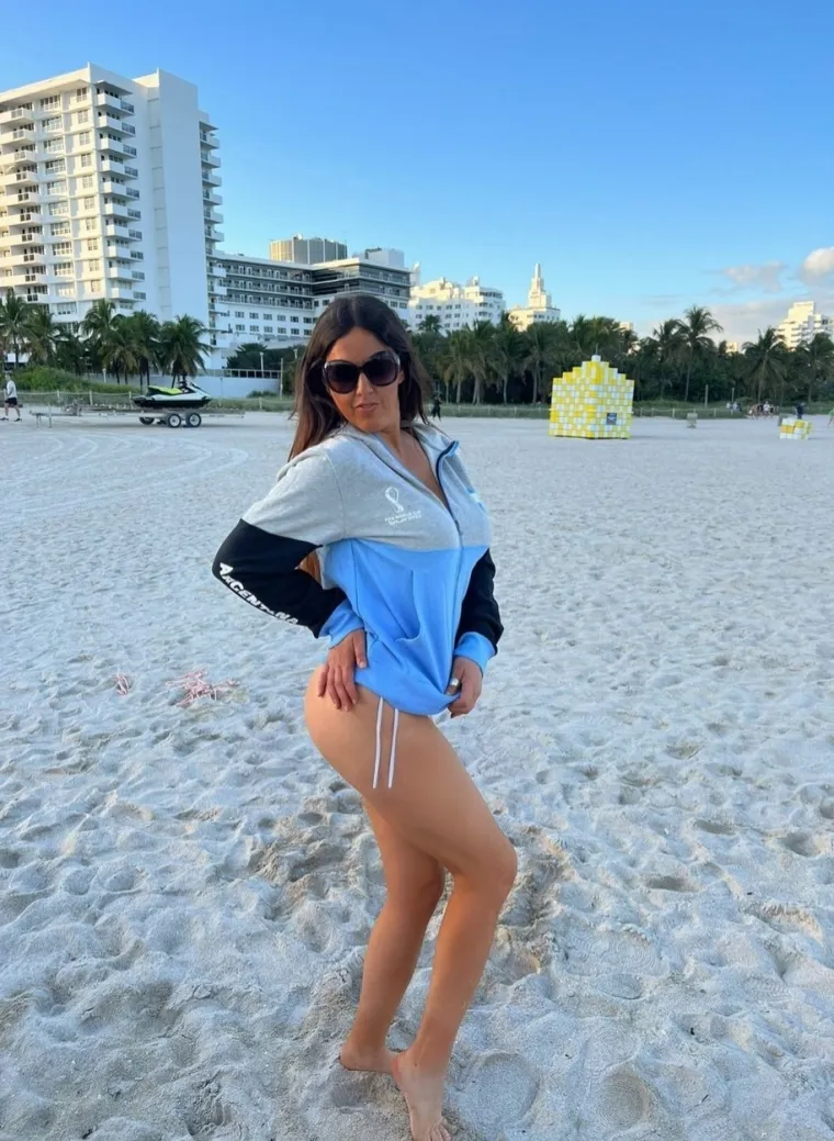Claudia Romani zavarala sve došavši na plažu odjevena: Kad se počela skidati i zločesto izvijati - popadale vilice!