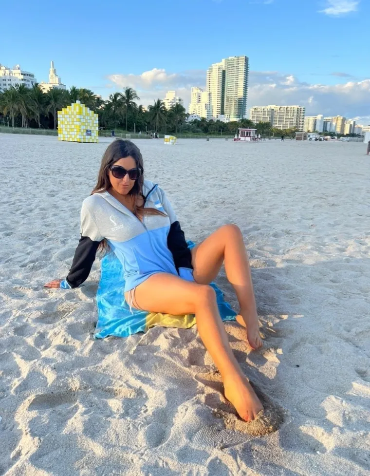 Claudia Romani zavarala sve došavši na plažu odjevena: Kad se počela skidati i zločesto izvijati - popadale vilice!