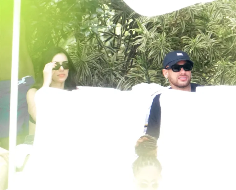 Prekinuli su jer se ona nije mogla nositi s tračevima, a sad su opet zajedno? Slavni par ulovljen u &scaron;etnji gradom