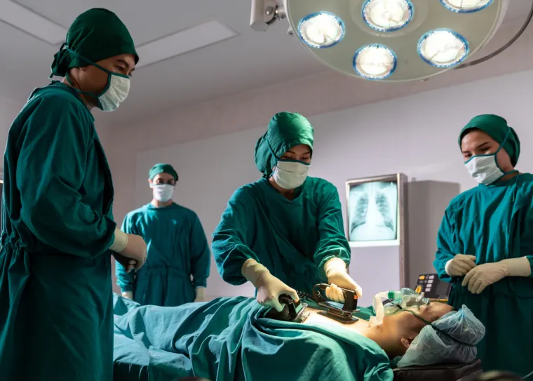 Fatalno stanje koje odnosi u sekundi: Postoje li simptomi koji najavljuju srčani zastoj, što ga uzrokuje i kako on izgleda? Do fatalnog stanja dolazi tako što srce prestaje slati kisik kroz krv u sve organe, uključujući i mozak. Ovo se događa iz nekoliko razloga, bilo zato što je prestalo kucati ili kuca prebrzo, nestabilnim ritmom. Kako stanice prestaju dobivati kisik, one počinju odumirati.