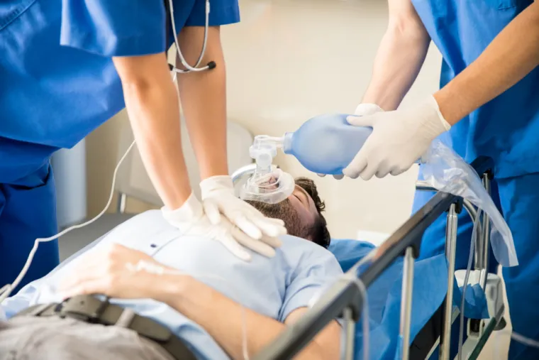 Primjenjujte pritiske sve dok ne dođe hitna medicinska pomoć, dok osoba ne počne pokazivati znakove života (kašljati, micati se, otvarati oči, normalno disati i sl.) ili dok se ne umorite. Poželjno je zamijeniti se svake dvije minute s osobom koja zna pravilno izvoditi oživljavanje. Nakon pružanja KPR-a, što prije temeljito operite ruke vodom i sapunom ili ih dezinficirajte sredstvom za dezinfekciju na bazi alkohola. 