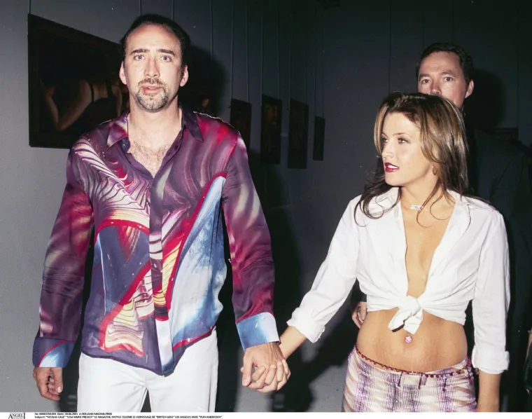 Par se navodno upoznao dok je Lisa bila zaručena za glazbenika Johna Oszajca, koji ju je zaprosio 1999., dok je Cage tada bio u braku s Patricijom Arquette. Naime, Cage je 2003. rekao Barbari Walters da je upoznao Lisu na zabavi i da je bio &quot;zaslijepljen&quot; njome.