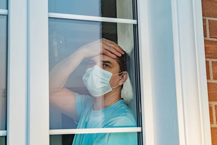 Bolesnu osobu izolirati iz kolektiva dok ne postane afebrilna i najmanje 24 sata od početka primjene antibiotika. Ovisno o kliničkoj slici, neki oboljeli će i duže izbivati iz kolektiva prema procjeni nadležnog liječnika. Dati upute za provođenje preventivnih i protuepidemijskih mjera koje uključuju redovito pranje ruku, dezinfekciju igračaka i drugih površina, kihanje ili kašljanje u maramicu koju odmah treba odložiti u otpad te nakon toga pravilno oprati ruke, izbjegavati dodirivanje lica, usta ili očiju rukama, te prekrivanje oštećenja kože koja mogu biti ulazno mjesto infekcije.