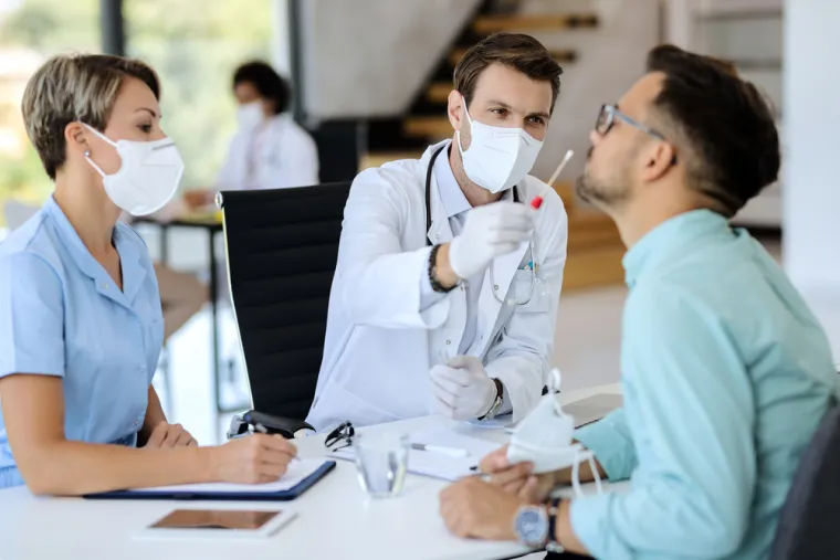 Postupanje s oboljelima: liječenje oboljelog prema kliničkim smjernicama, odmah telefonski dojaviti nadležnoj epidemiolo&scaron;koj službi te potom i prijaviti na obrascu Prijave zarazne bolesti prema ranije navedenom obja&scaron;njenju. U slučaju pojave jednog slučaja invazivne bolesti uzrokovane streptokokom potrebno je: Anketiranjem poku&scaron;ati identificirati mogući izvor infekcije uključujući i mogući kontakt sa zdravstvenom skrbi. Identificirati bliske kontakte, one koji su u povećanom riziku za razvoj invazivne bolesti uzrokovane streptokokom (npr. stariji od 75 godina, trudnice u &ge; 37. tjednu trudnoće, rodilje i novorođenčad unutar 28 dana od poroda, osobe oboljele od vodenih kozica). Zbog epidemiolo&scaron;ke obrade, identificiranja kontakata i primjene kemoprofilakse, nužna je neodgodiva dojava o svakom pojedinačnom slučaju invazivne bolesti teritorijalno nadležnom epidemiologu.